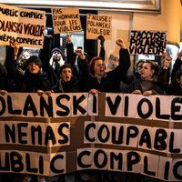 Manifestants devant le cinéma le Champo à Paris le 12 novembre 2019 réclamant le boycott du film « J’accuse » de Roman Polanski.