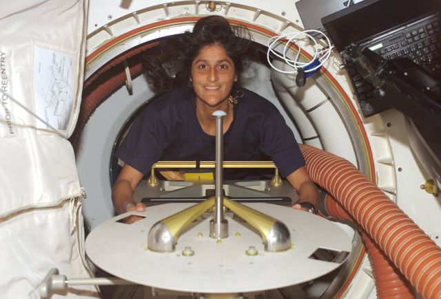 Sunita Williams, astronaute américaine, à bord de la navette spatiale américaine Discovery, direction l'ISS en décembre 2006.