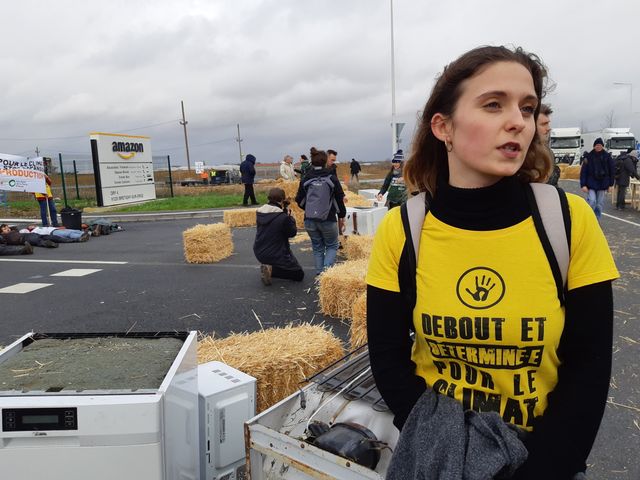 Blocage du site logistique d'Amazon à Bretigny-sur-Orge par des militants écologistes d'ANV Cop21 et des Amis de la Terre (Sandy Olivar Calvo, porte-parole d'ANV cop21)