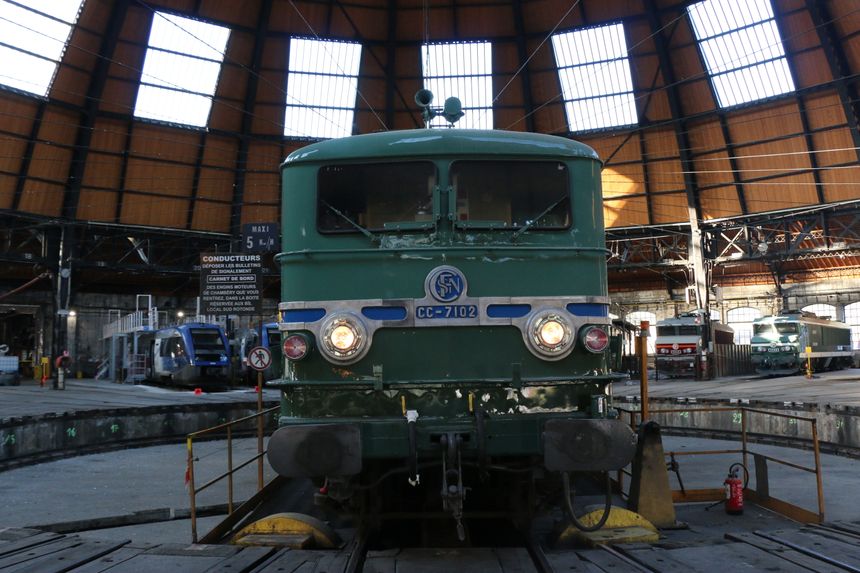 La CC 7102 sur la Plaque Journée du patrimoine 2019 - La CC 7102 sur la plaque tournante de la Rotonde de Chambéry. Cette locomotive de 1955 est confiée à l’APMFS qui l’a restaurée