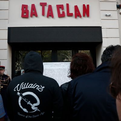 Cérémonie commémorative à l'entrée de la salle de concert de Bataclan, anniversaire des attentats de Paris de novembre 2015.