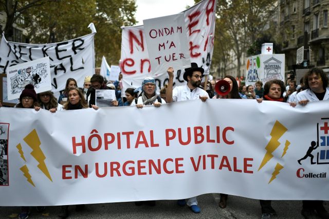 "Hôpital public en urgence vitale", peut-on lire sur une banderole.