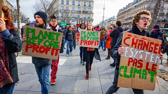 Manifestant.e.s pendant la marche pour le climat de 2015, interdite à la suite des attentats, Place de la République (Paris). ©Getty - © Bruno DE HOGUES
