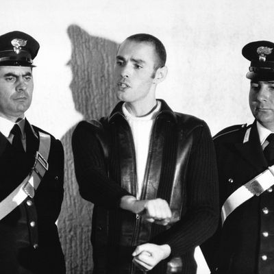L'acteur Pierre Clémenti entouré de deux policiers lors de son procès pour détention de stupéfiants en 1971.