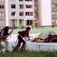 Deux soldats bosniaques, essayant d'échapper à des tirs serbes dans le quartier de Dobrinja (Sarajevo - le 12 juillet 1992)