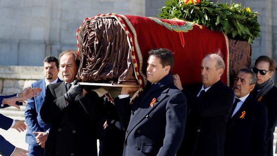 La dépouille du dictateur fasciste Francisco Franco transférée du mausolée du Valle de los Caídos au cimetière municipal d’El Pardo-Mingorrubio, à Madrid, où sa femme est enterrée (24 octobre 2019). ©Getty - © Pool