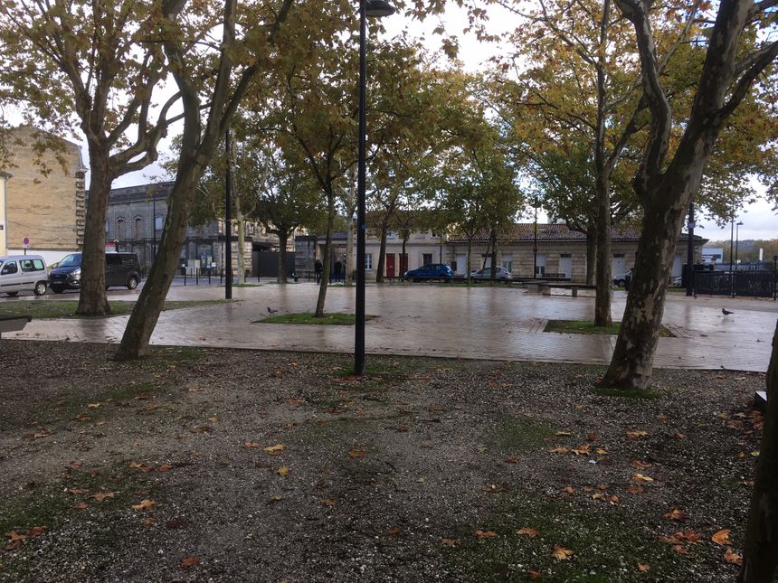 La place Ferdinand Buisson paraît loin de l'activité frénétique des chantiers de Bordeaux Euratlantique, qui ne sont qu'à quelques dizaines de mètres.