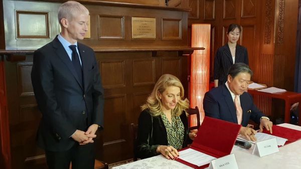 Franck Riester ministre de la culture, Sybile Veil, Présidente de Radio France, et le chef Long Yu à Shanghai pour la signature du partenariat