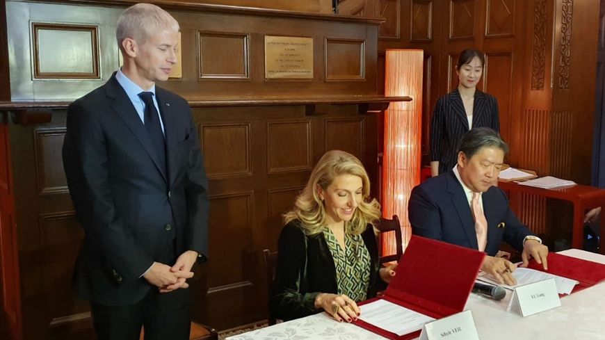 Franck Riester ministre de la culture, Sybile Veil, Présidente de Radio France, et le chef Long Yu à Shanghai pour la signature du partenariat