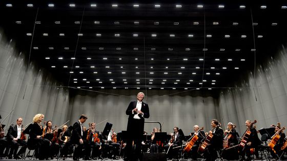L'Orchestre national de Montpellier et son chef actuel Michael Schonwandt lors d'un concert au Corum de Montpellier - L'Art-vues