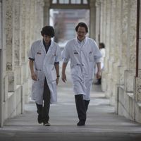 Photographie de Reda Kateb et Vincent Lacoste issue du film "Hippocrate" (Thomas Lilti, 2014).