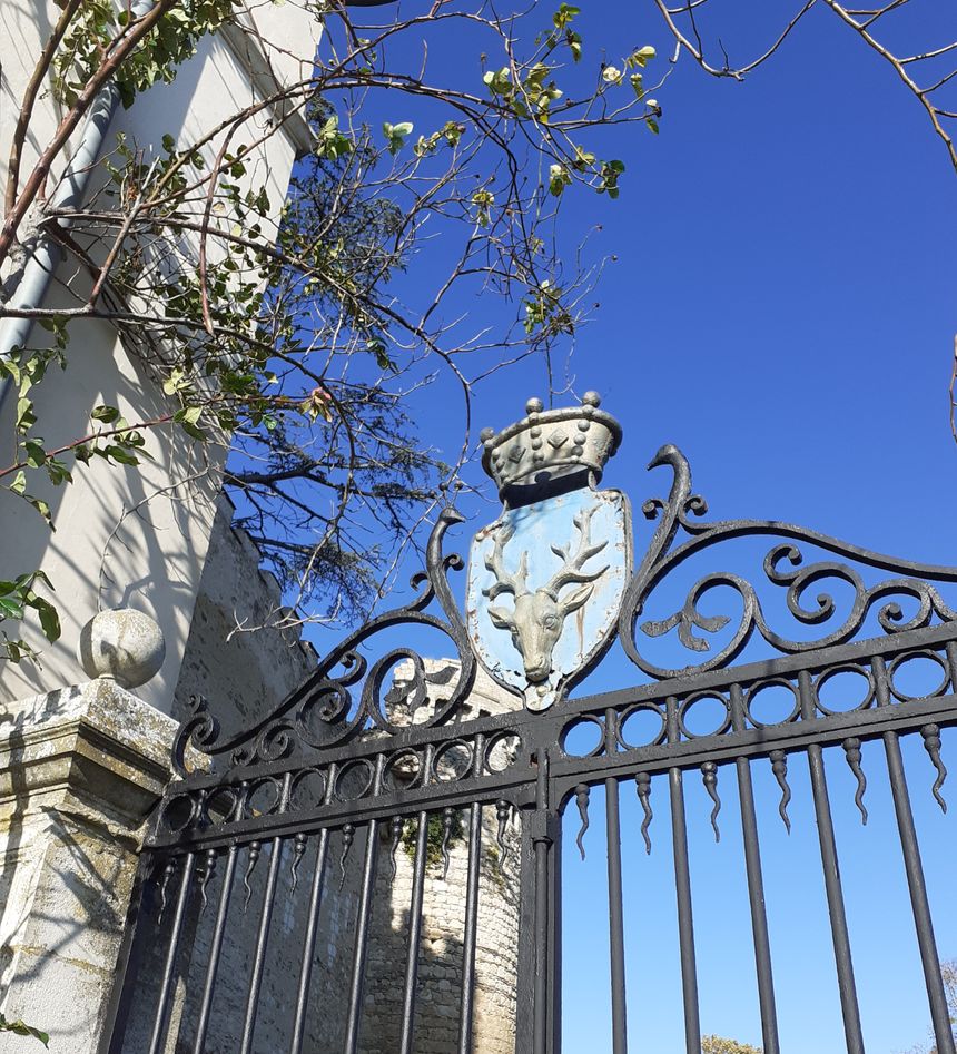 grille du château de Veauce dans l'Allier
