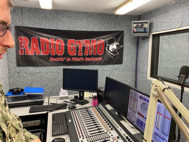 La régie de Radio GTMO. Sur la gauche, un des officiers qui anime l'antenne