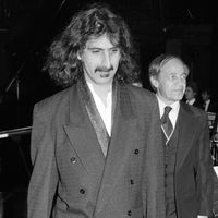 Frank Zappa et Pierre Boulez, en janvier 1984, au Théâtre de la Ville in Paris, où le chef d'orchestre va diriger des oeuvres de Zappa.