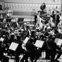 L'Orchestre National de l'ORTF dirigé par Manuel Rosenthal lors de l'enregistrement de l'émission "France Musique reçoit"/Mnémosyne, ou les mémoires de Manuel Rosenthal, prod. Marcel Marnat (1987)