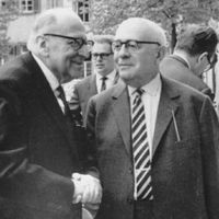 Max Horkheimer (au premier plan, à gauche), Theodor Adorno (au premier plan, à droite), et Jürgen Habermas en arrière-plan, à droite, en 1965 à Heidelberg
