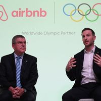 Le co-fondateur d'Airbnb Joe Gebbia et le Président du CIO Thomas Bach, lors de l'annonce de leur partenariat, à Londres le 19 novembre
