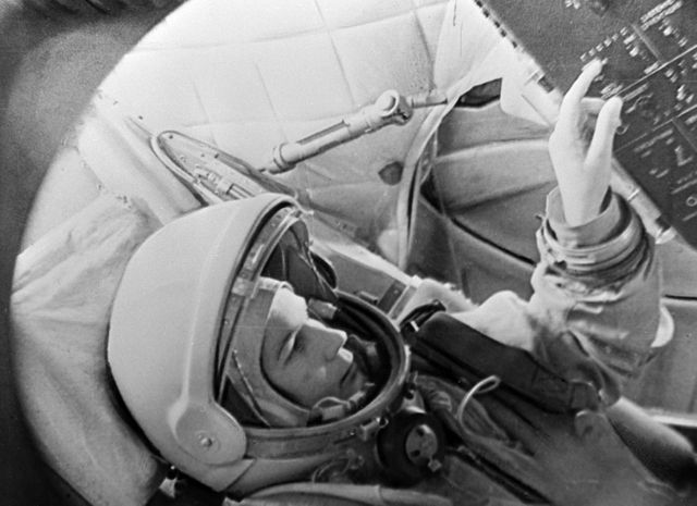 La cosmonaute russe Valentina Terechkova, 1ère femme dans l'espace (en 1963), en entraînement dans un simulateur du vaisseau Vostok.