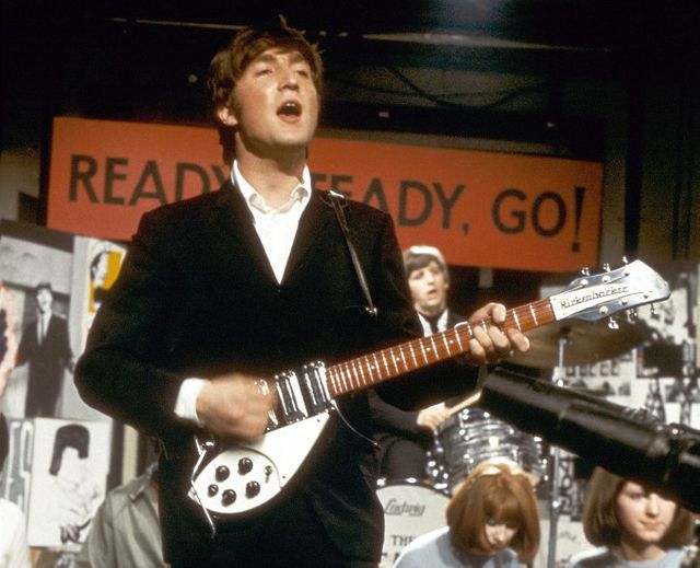 John Lennon en concert avec les Beatles pour l'émission Ready Steady Go, 1964