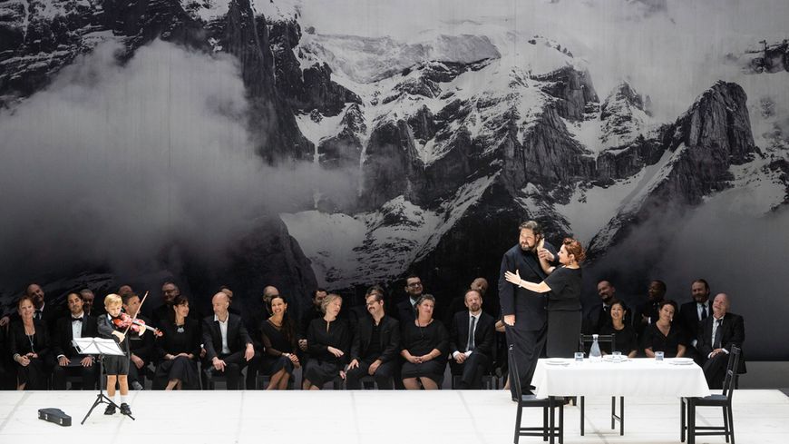 Le baryton Nicola Alaimo et la mezzo-soprano Enkelejda Shkoza, sur la scène de l'Opéra de Lyon (octobre 2019)