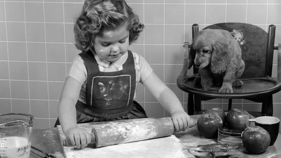 Petite fille cuisinant une tarte aux pommes ©Getty - H. Armstrong Roberts / ClassicStock