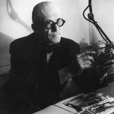 Le Corbusier faisant la démonstration de sa méthode de construction d’appartements.