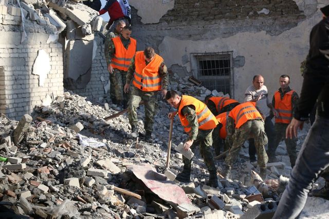 Des militaires et des civils à pied d'oeuvre dans les opérations de secours.