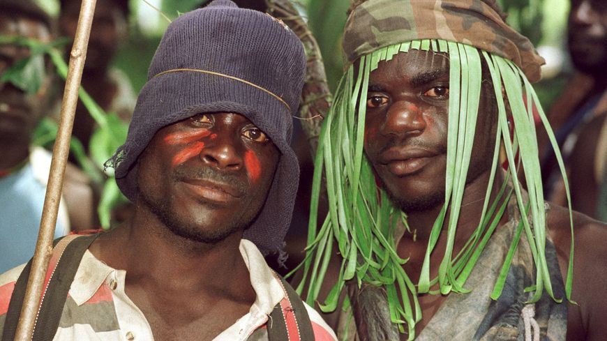 Membres de l'Armée révolutionnaire de Bougainville (BRA) qui assistent à la cérémonie de signature de l'accord de cessez-le-feu de Bougainville, à Arawa, le 30 avril 1998.