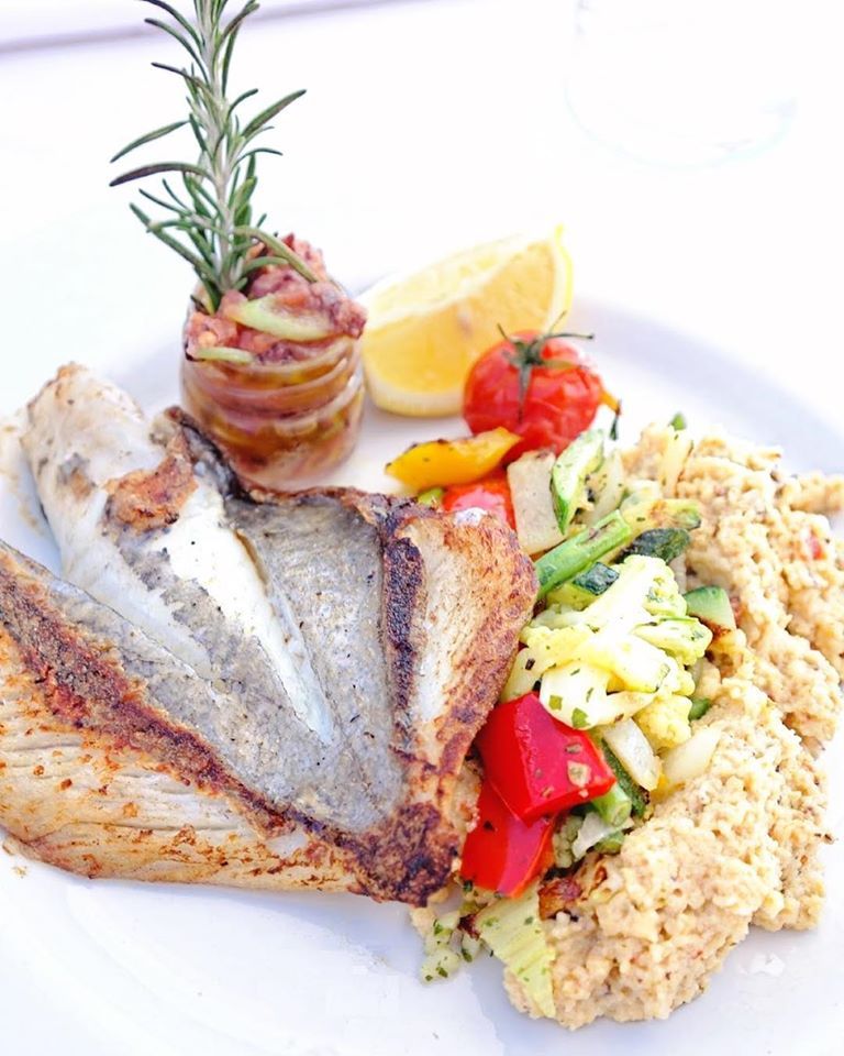 Spécialité de la maison, le poisson grillé tient le rôle vedette