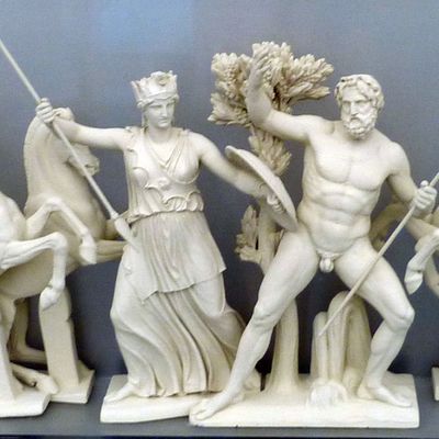Reconstruction du fronton ouest du Parthénon d'après 1 dessin de K. Schwerzek (1896), musée de l'Acropole, Athènes. Des personnalités légendaires de la mythologie encadrent Athéna face à Poséidon & son trident, pour devenir le patron de la ville.