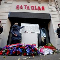 Plaque commémorative devant le Bataclan après les attentats du 13 novembre 2015.