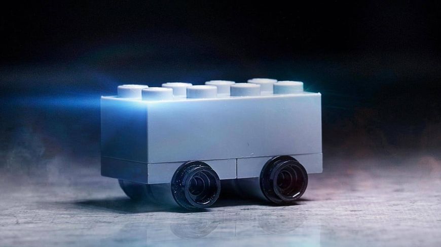 © Lego trolle Tesla et son Cybertruck