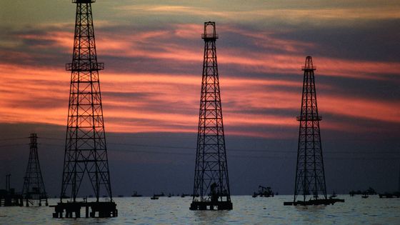 Oil Production platforms on Lake Maracaibo. ©Getty - John van Hasselt - Corbis
