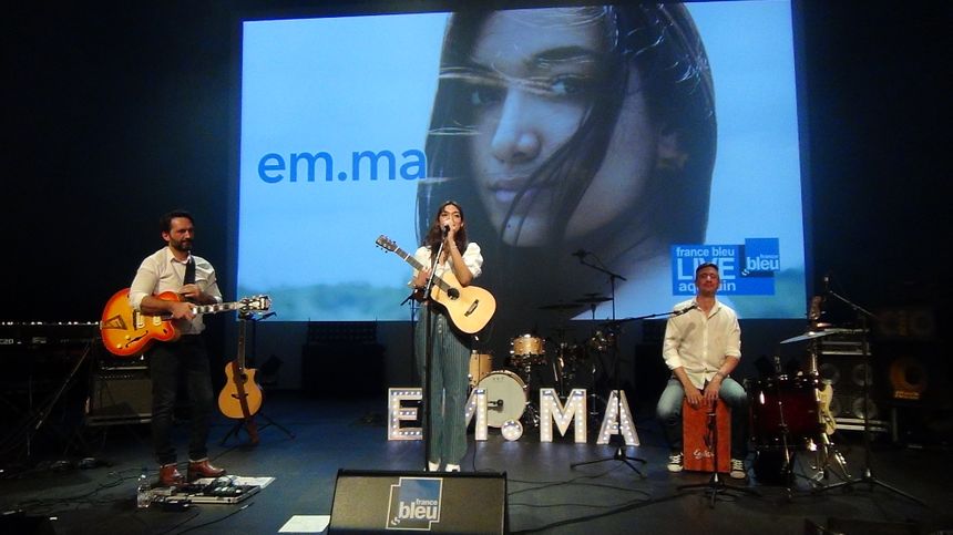 Emma avec Jean Davoisne à droite et Olivier Periès sur la scène de l'espace James Chambaud