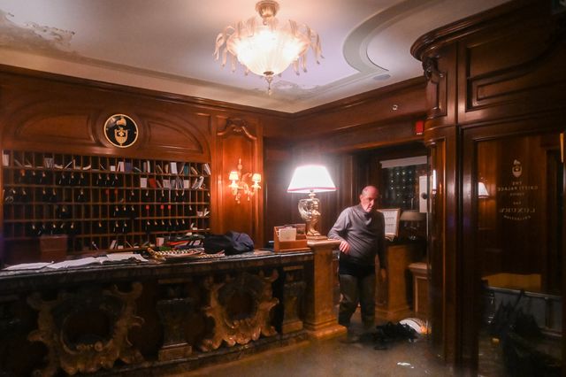 Un employé, dans la réception inondée du Palais Gritti, hôtel de luxe vénitien, après la marée haute de mardi.