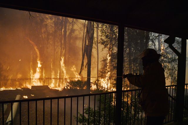 Les pompiers sont à pied d'oeuvre pour éteindre les incendies.