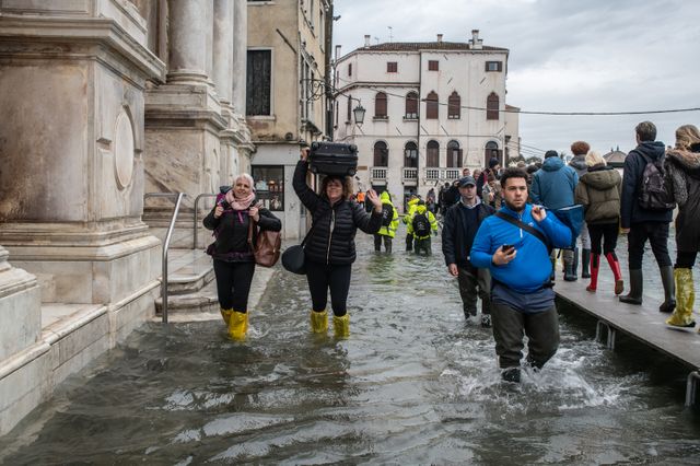 Des touristes contraints de porter leurs valises, quartier Cannaregio à Venise, fréquentée chaque année par des millions de touristes.