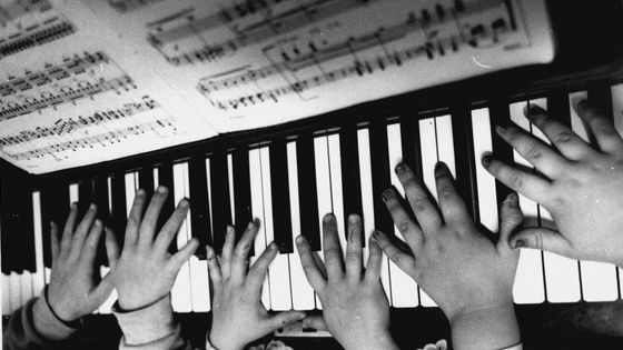 Mains d'enfants sur clavier de piano (The Internal Drama School, Surry Hills, 1989) ©Getty - Andrew Taylor/Fairfax Media