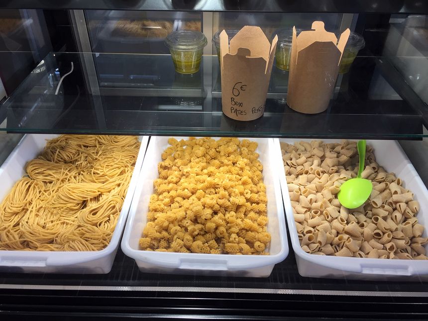 Des Box de pâtes à emporter ou à déguster sur place .