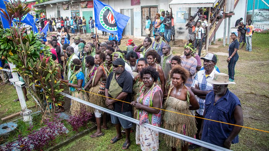 Habitants de l'île de Bougainville rassemblés devant un bureau de vote lors d'un scrutin historique sur l'indépendance, à Buka, le 23 novembre 2019.