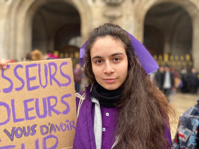 Antonia milite dans une association féministe.