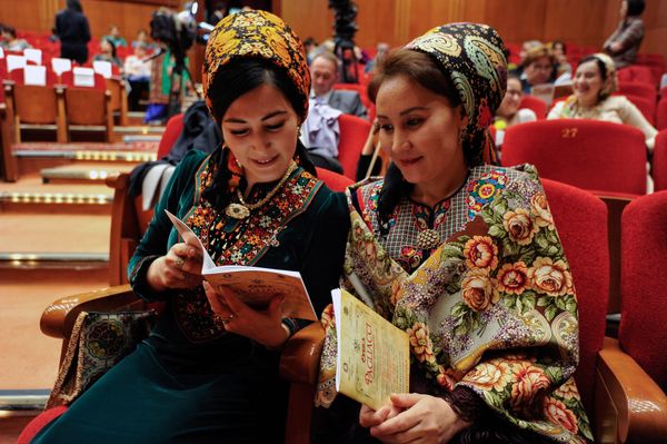 Deux femmes turkmènes attendent le début de la représentation de Pagliacci, premier opéra étranger à être joué dans ce pays autoritaire d'Asie centrale après 19 années d'interdiction