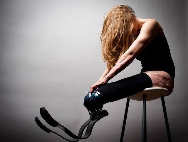 Pernelle photographiée dans le cadre d'une exposition, intitulée "Un fauteuil pour mes 20 ans".