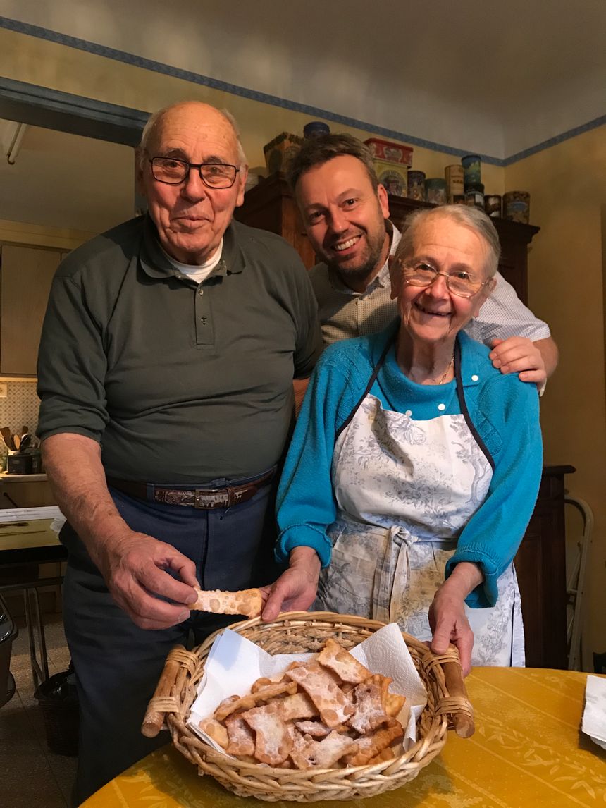 Simon CALAMEL, entouré de ses parents, Gilles et Hélène après la fabrication des oreillettes !