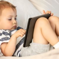 Enfant jouant sur une tablette