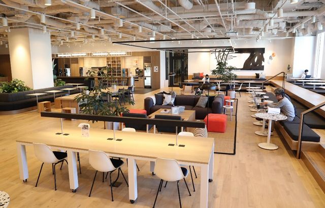 Un espace de travail tel que proposé par WeWork, ici à Osaka au Japon