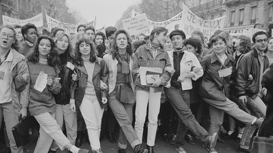 Des étudiants parisiens protestent contre le projet de loi Devaquet qui réformait le département français de l'éducation à Paris le 27 novembre 1986. ©Getty - Photo de Bernard Bisson / Sygma