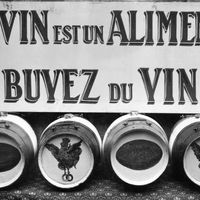 Photo de 1930 d'une publicité pour le vin "Le vin est un aliment, buvez du vin", prise en marge du tournoi des cinq nations de rugby.