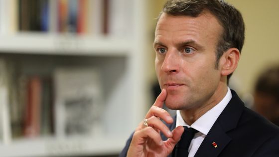 Emmanuel Macron dans un EHPAD à Rozoy-Sur-Serre en novembre 2018 ©AFP - Ludovic Marin