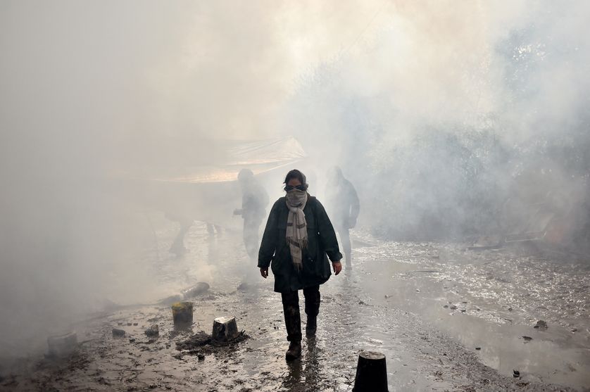 A Notre-Dame-des-Landes, en 2018, une zadiste marche au milieu des gaz lacrymogènes.